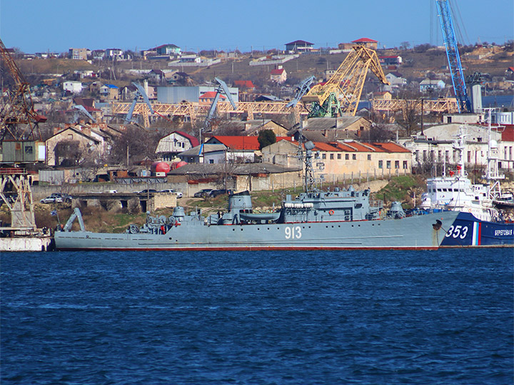 Морской тральщик "Ковровец" у причала минно-торпедной базы в Севастополе