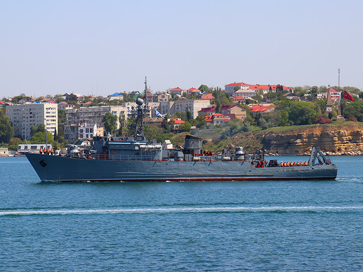 Морской тральщик "Ковровец" Черноморского флота следует по Севастопольской бухте