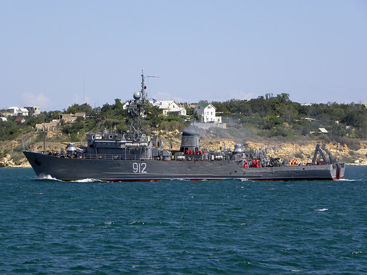 Морской тральщик "Турбинист" проходит по Севастопольской бухте