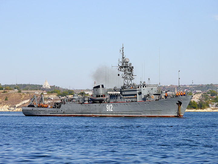 Морской тральщик "Турбинист" в Севастопольской бухте