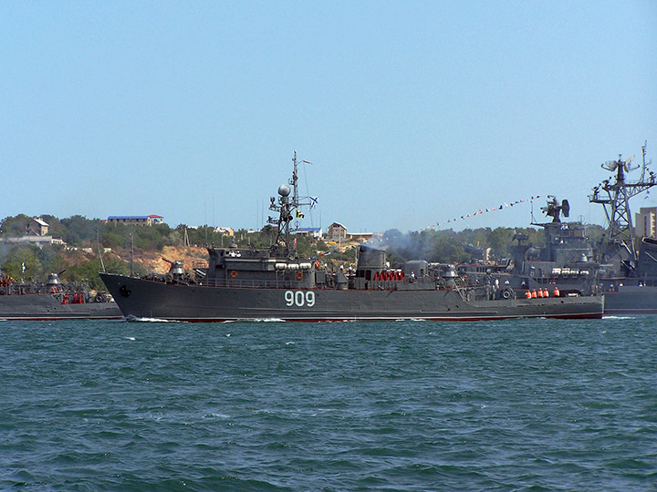 Морской тральщик "Вице-адмирал Жуков" проходит по Севастопольской бухте