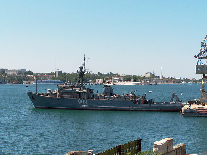МТЩ "Вице-адмирал Жуков" у причала минно-торпедной базы в Севастополе