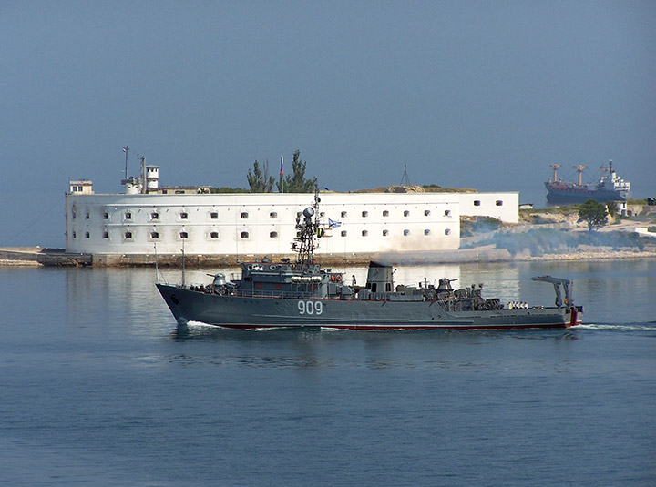 Морской тральщик "Вице-адмирал Жуков" на фоне Константиновской батареи, Севастополь