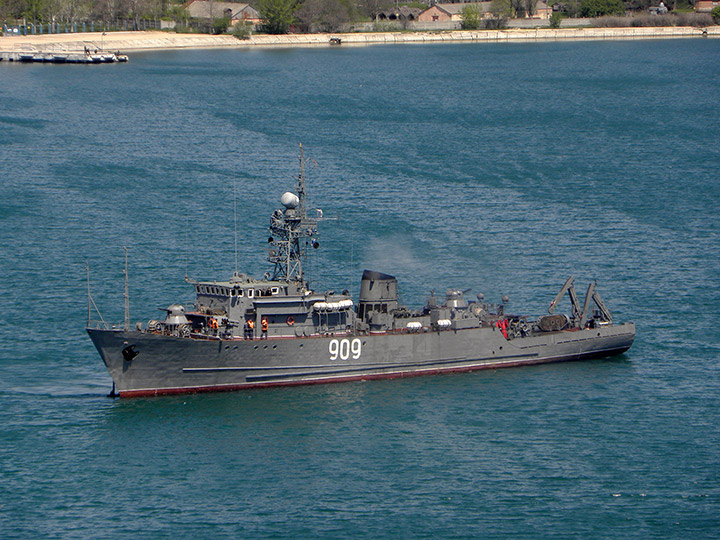 Морской тральщик "Вице-адмирал Жуков" в Севастопольской бухте 