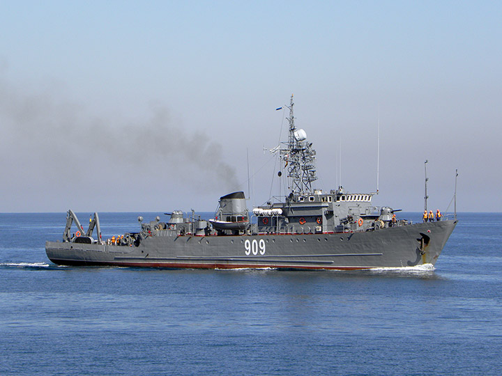 Морской тральщик "Вице-адмирал Жуков" в море
