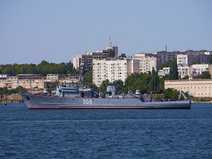 МТЩ "Вице-адмирал Жуков" на бочках в Севастопольской бухте