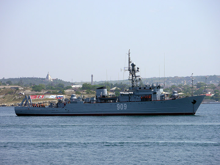 Буксировка МТЩ "Вице-адмирал Жуков" в Севастопольской бухте
