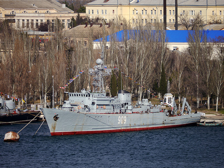 Морской тральщик "Вице-адмирал Жуков" с флагами расцвечивания