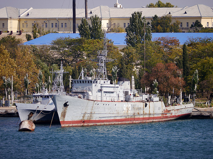 Морской тральщик "Вице-адмирал Жуков" на демонтаже оборудования в б.Стрелецкая, Севастополь