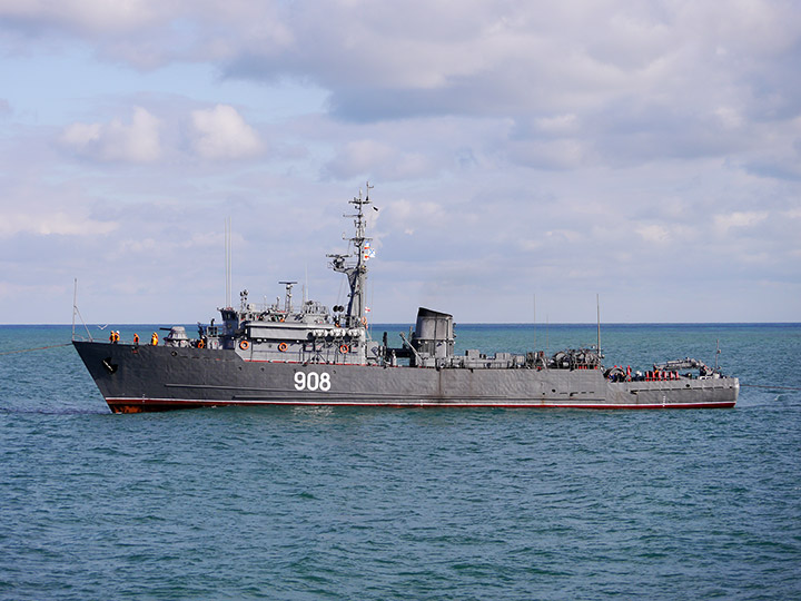 Морской тральщик "Вице-адмирал Захарьин" - вид на левый борт
