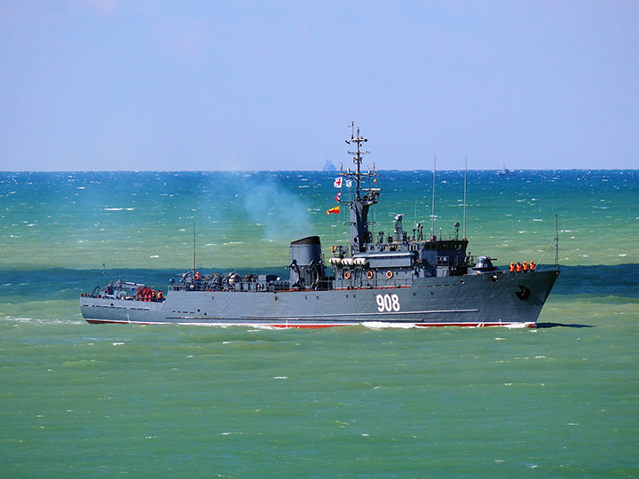 Морской тральщик "Вице-адмирал Захарьин" на ходу