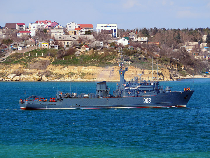 Морской тральщик "Вице-адмирал Захарьин" в Севастопольской бухте