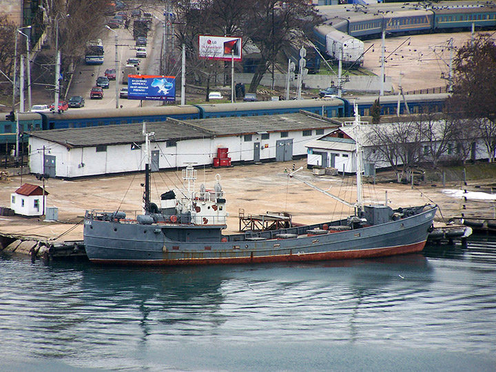 Морской рефрижераторный транспорт "Альма" в Южной бухте Севастополя