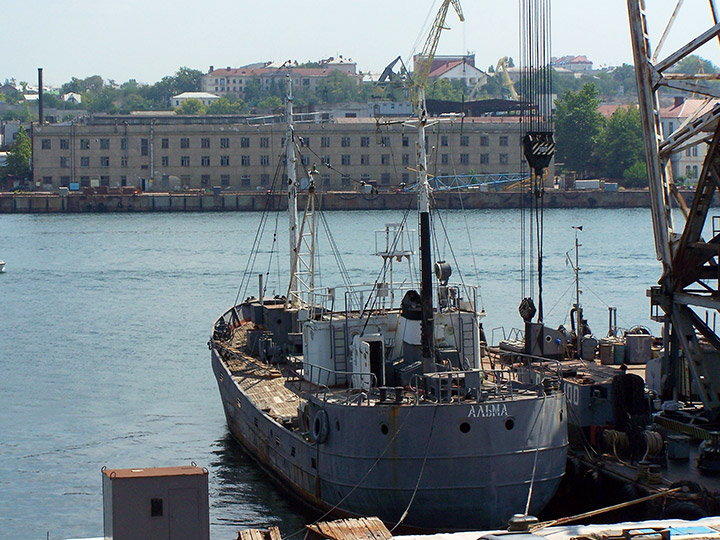 Морской рефрижераторный транспорт "Альма" - флаг спущен
