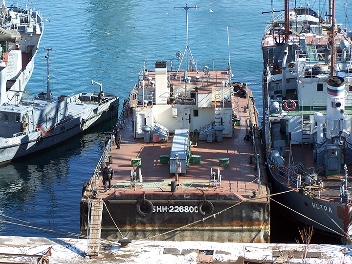 Рейдовая несамоходная наливная баржа "БНН-226800" Черноморского флота