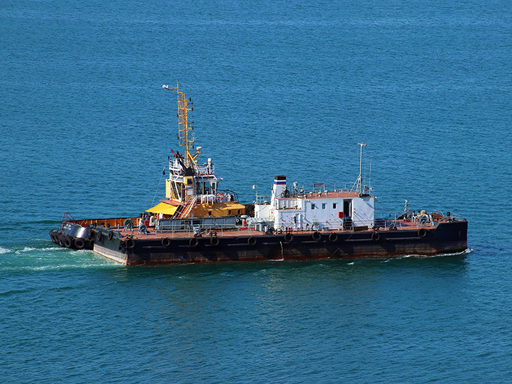 Буксировка рейдовой несамоходной наливной баржи БНН-226800 в Севастопольской бухте