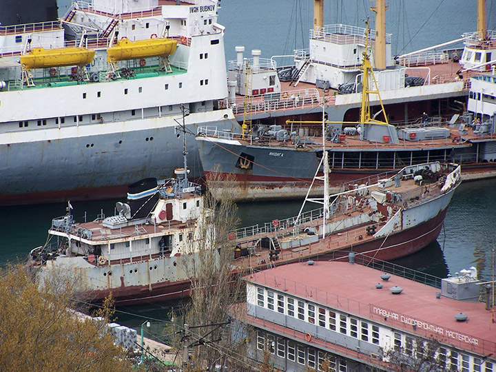 Базовое наливное судно БНС-16500 у причала в Севастопольской бухте