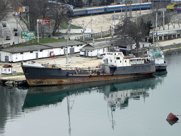 Базовое наливное судно БНС-16500 ЧФ РФ у причала
