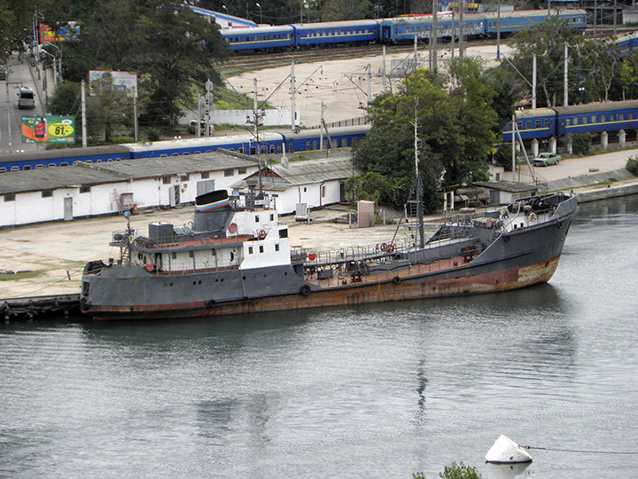 Базовое наливное судно БНС-16500 у причала в Севастополе