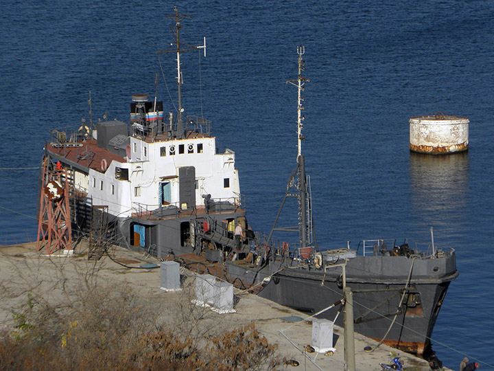 Базовое наливное судно БНС-16500 у причала в Севастополе