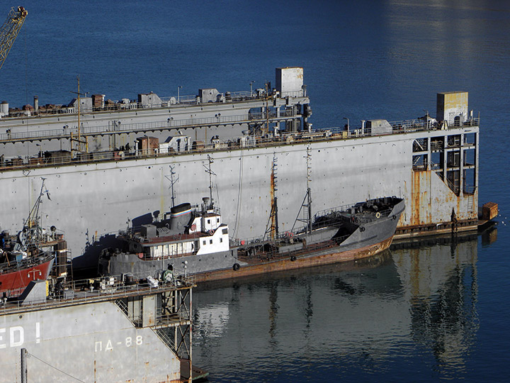 Базовое наливное судно БНС-16500 у докового комплекса в Севастополе