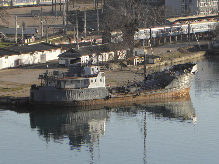 Базовое наливное судно БНС-16500 у причала в Южной бухте Севастополя