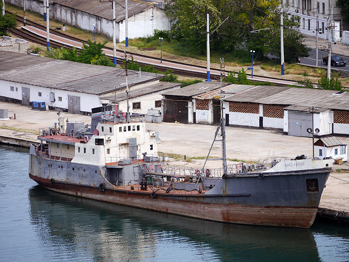 Базовое наливное судно БНС-16500 у причала в б.Южная, Севастополь
