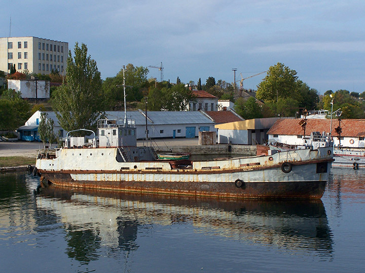 Судно БНС-30150 в отстое в Стрелецкой бухте Севастополя
