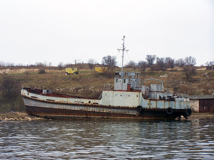 Судно БНС-30150 на разделке на металл в Стрелецкой бухте Севастополя
