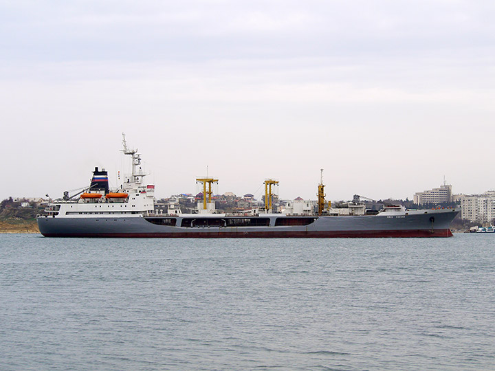 Большой морской танкер "Иван Бубнов" заходит в Севастопольскую бухту
