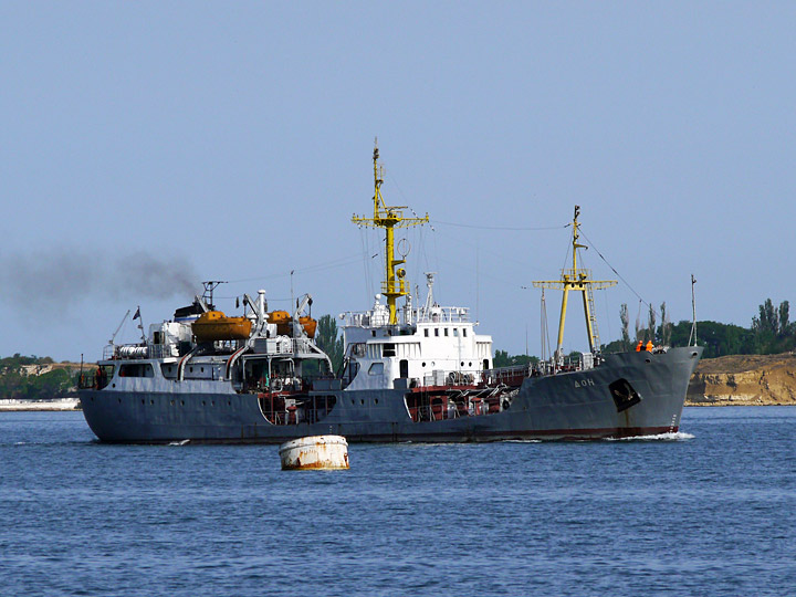 Малый морской танкер "Дон" проходит по Севастопольской бухте