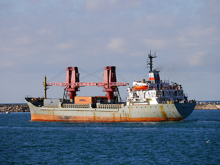 Военный транспорт "Двиница-50" выходит из Севастопольской бухты
