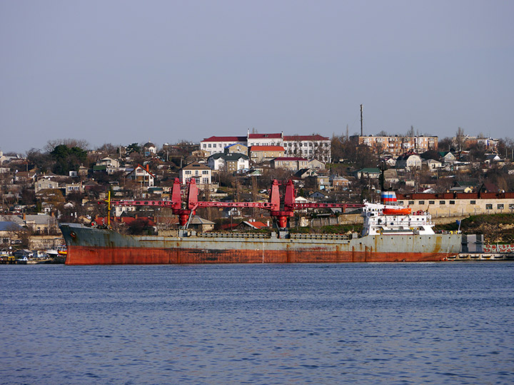 Военный транспорт "Двиница-50" у причала в Севастопольской бухте