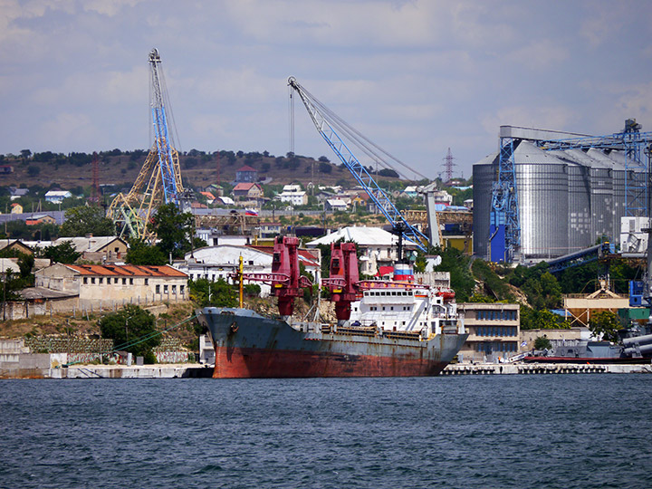 Военный транспорт "Двиница-50" в Севастопольской бухте