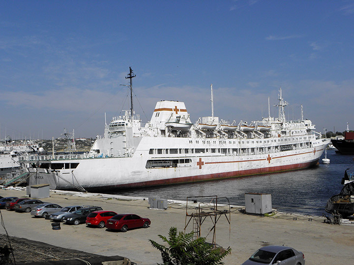 Госпитальное судно "Енисей" у причала в Южной бухте Севастополя