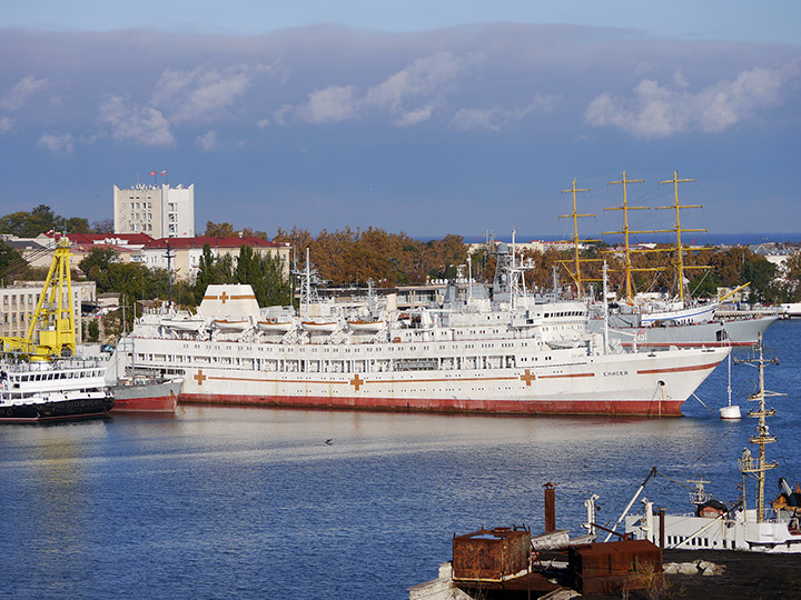 Госпитальное судно "Енисей" в Южной бухте Севастополя
