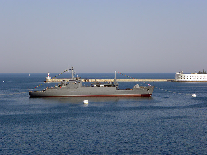Морской транспорт вооружения "Генерал Рябиков" в Севастопольской бухте