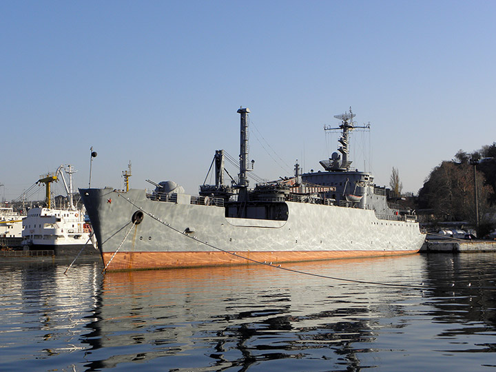 Морской транспорт вооружения "Генерал Рябиков" у причала