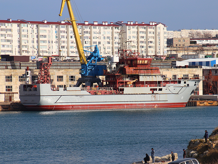 Морской транспорт вооружения "Геннадий Дмитриев" на достройке в Севастополе