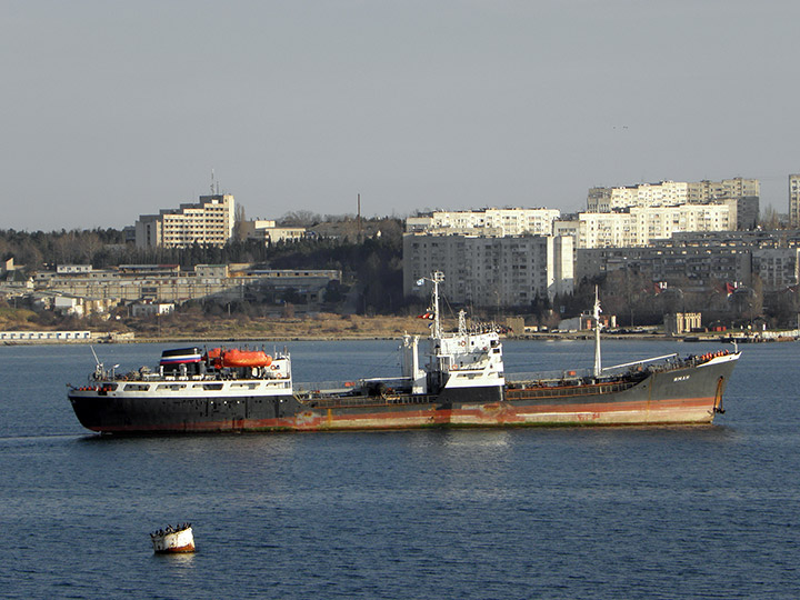 Средний морской танкер "Иман" возвращается с похода