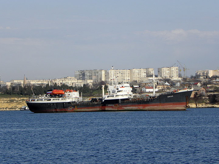 Средний морской танкер "Иман" в Севастопольской бухте