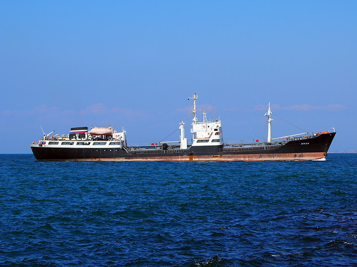 Средний морской танкер "Иман" Черноморского флота - вид на правый борт