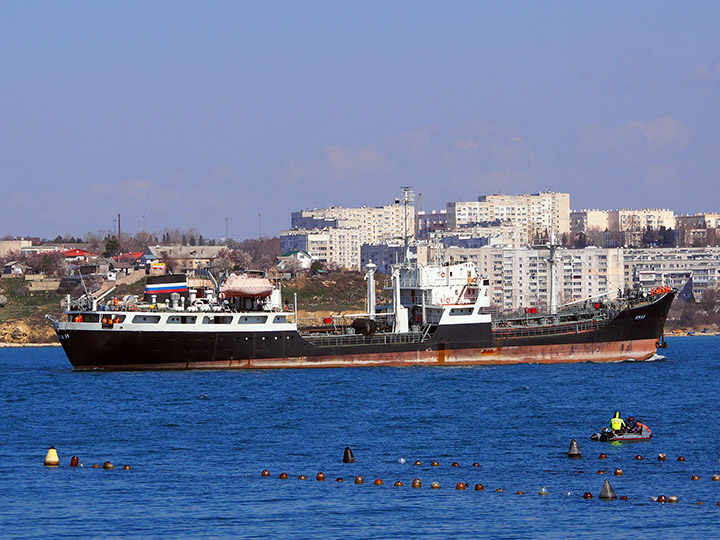 Средний морской танкер "Иман" ЧФ РФ заходит в Севастопольскую бухту