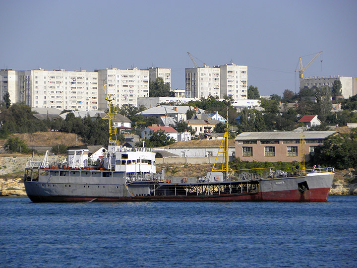 Малый морской танкер "Индига" в Севастопольской бухте