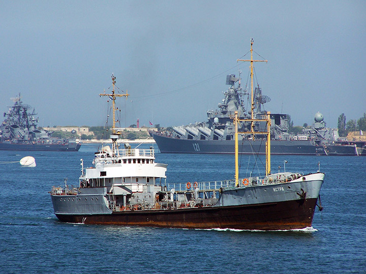 ММТ "Истра" на фоне гвардейского ракетного крейсера "Москва"
