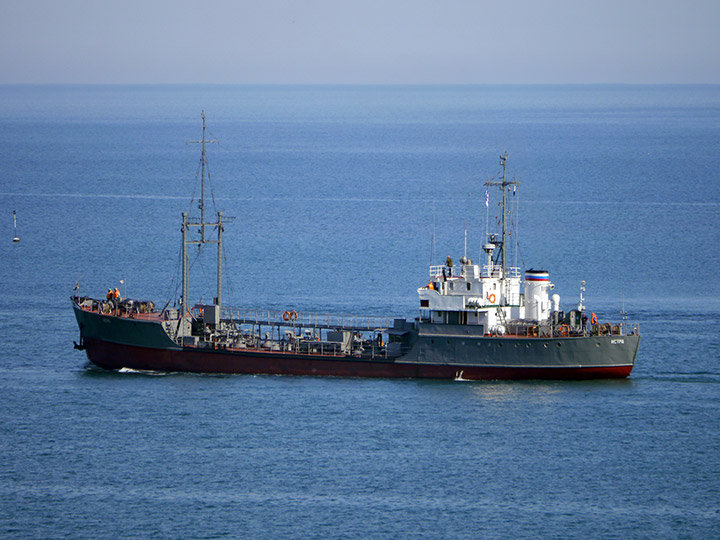Малый морской танкер "Истра" выходит в море