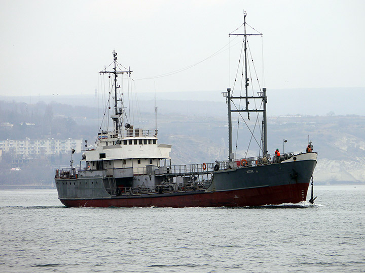 Малый морской танкер "Истра" проходит по Севастопольской бухте