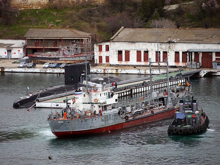 Подводная лодка "Новороссийск" и малый морской танкер "Истра"