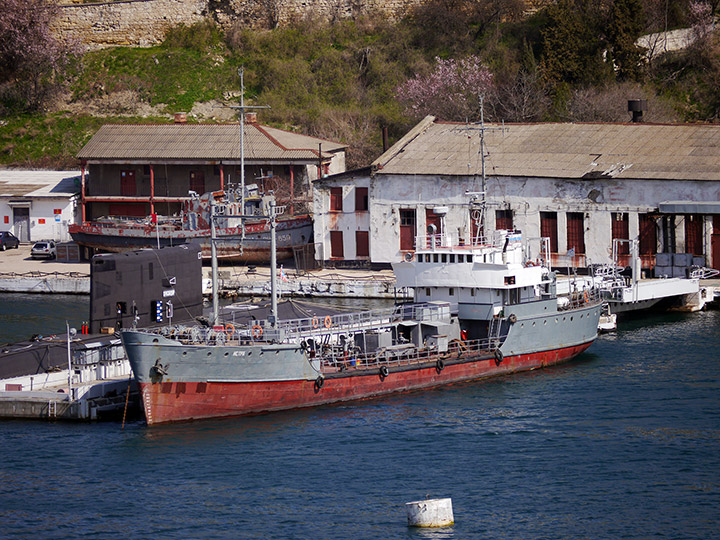 Малый морской танкер "Истра" - бункеровка подводной лодки "Краснодар" топливом
