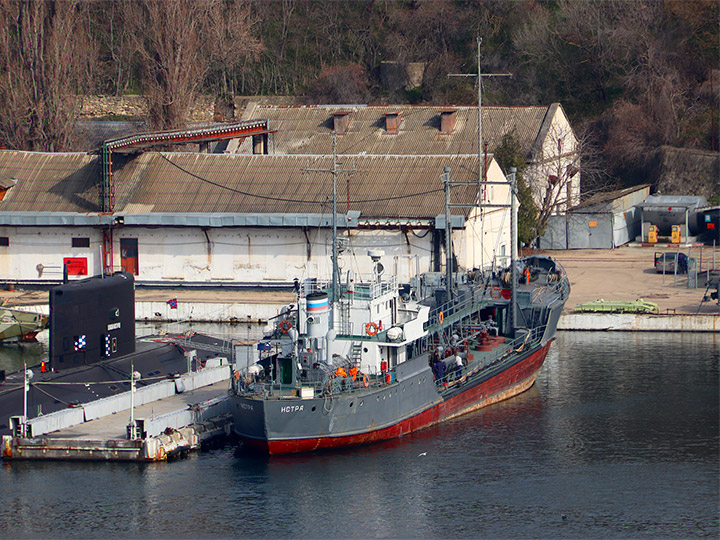 Малый морской танкер "Истра" у причалов подплава в Южной бухте Севастополя